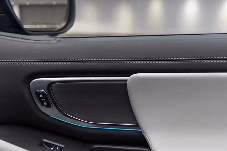 Xe được bổ sung thêm công nghệ mới như tính năng Ford Split Gate, giúp tăng thêm tính thực dụng cho khoang hành lý. Cụ thể, cửa sau được chia làm hai phần, khi mở thì ba phần tư phía trên của cửa mở lên trên, trong khi phần tư phía dưới gập xuống giống như cửa sau xe bán tải, chịu được tải trọng lên đến 227kg và có thể sử dụng như ghế ngồi có lưng tựa hoặc làm bàn gấp tiện lợi.