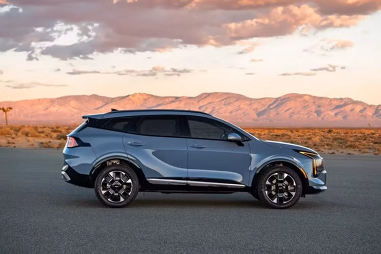 Dù không quá nổi bật về cảm giác lái, tuy nhiên mẫu xe SUV Sportage ghi điểm với thiết kế bắt mắt, nội thất chất lượng và hàng ghế sau đủ thoải mái cho gia đình.