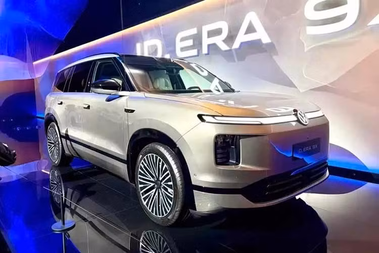 Tại Trung Quốc, Volkswagen ID. Era 9X có 3 phiên bản, gồm Pro, Max và Ultra, cùng giá mở bán dao động từ 329.800-379.800 Nhân dân tệ (khoảng 1,154-1,329 tỷ đồng). Được thiết kế dành riêng cho thị trường Trung Quốc, Volkswagen ID. Era 9X cạnh tranh trong phân khúc SUV gia đình cỡ lớn.