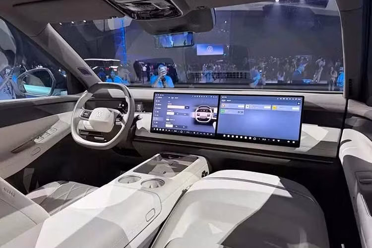 Đặc biệt, xe còn có "màn hình ma thuật" Smart Surface được tích hợp bên dưới các tấm ốp gỗ trên táp-pi cửa ở hàng ghế thứ hai. Nhờ công nghệ đục lỗ laser cấp vi mô, các màn hình này chỉ hiển thị khi được kích hoạt, kết hợp giữa tính thẩm mỹ và thực dụng. Màn hình hàng ghế sau hỗ trợ chức năng quan sát điểm mù khi mở cửa, nâng cao an toàn khi lên, xuống xe.