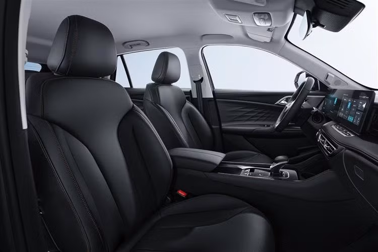 Theo chuyên trang Autocar của Anh, ưu điểm lớn nhất của MG HS chính là phạm vi chạy điện lên đến 120 km. Xe còn ghi điểm với lượng trang bị phong phú so với mức giá, nhưng trải nghiệm lái được đánh giá chưa thật sự nổi bật.