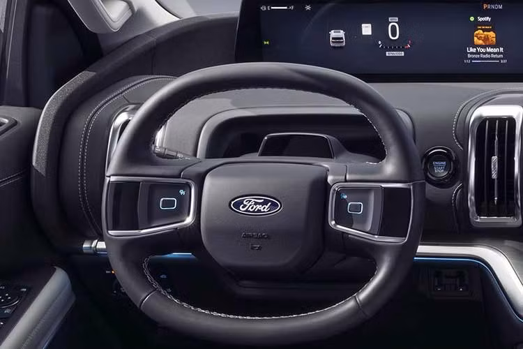 Màn hình dọc cỡ lớn của Ford Expedition đã được thay thế bằng màn hình ngang và màn hình toàn cảnh 24 inch hiện đóng vai trò là cụm đồng hồ kỹ thuật số tạo thành thiết kế bảng điều khiển hai tầng.