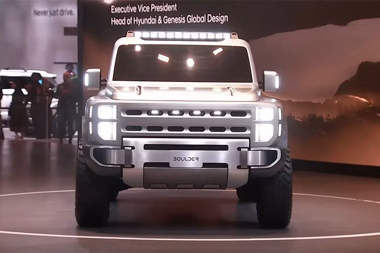 Tổng thể ngoại hình toát lên vẻ cứng cáp, sẵn sàng chinh phục mọi cung đường. Không chỉ dừng lại ở vẻ ngoài, Boulder còn sở hữu cấu trúc khung gầm dạng body-on-frame – yếu tố then chốt giúp tăng cường độ cứng vững và khả năng off-road thực thụ.