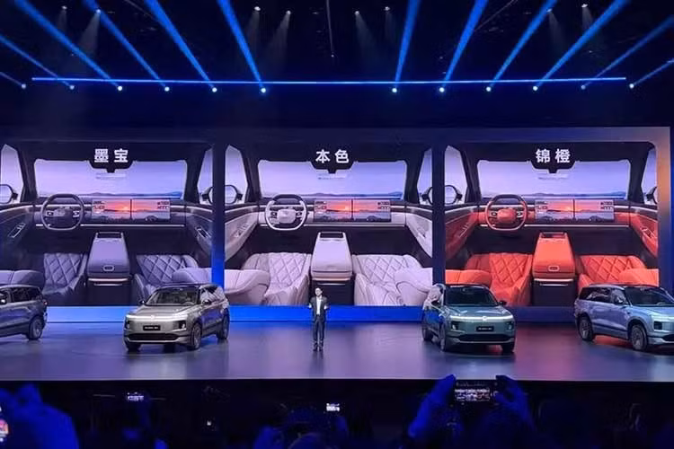 Nội thất Volkswagen ID. Era 9X được bố trí 6 chỗ ngồi theo cấu hình 2+2+2. Khu vực mặt táp-lô có thiết kế tương tự các đối thủ với cụm hai màn hình 15,6 inch và bảng đồng hồ kỹ thuật số mỏng phía sau vô lăng. Bên cạnh đó, xe còn có màn hình hiển thị thông tin kính lái HUD.