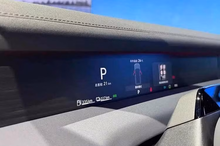 Các trang bị nổi bật khác gồm ghế không trọng lực ở hàng ghế thứ hai, hệ thống âm thanh Era Sound 27 loa và màn hình trần kích thước 21,4 inch. Hàng ghế thứ ba có thể gập phẳng hoặc dựng lên bằng cách chỉnh điện. Khoang hành lý có dung tích tiêu chuẩn 210 lít và tăng lên mức tối đa 1.014 lít khi gập ghế.