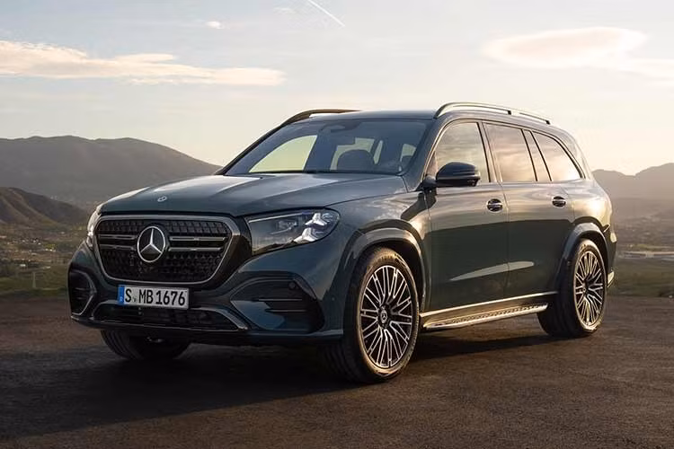 Mẫu SUV cỡ lớn Mercedes-Benz GLS 2026 Facelift thế hệ mới vừa chính thức ra mắt tiếp tục được định vị là “S-Class của SUV”, với định hướng nâng cao tính sang trọng, tiện nghi và công nghệ số.