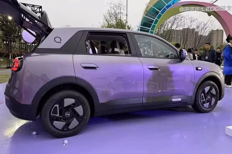 Mẫu xe này được áp dụng ngôn ngữ thiết kế bo tròn và mượt mà. Thậm chí, hãng Chery còn miêu tả thiết kế của mẫu xe này là “vuông trong tròn”. Ngoại thất của Chery QQ3 có những điểm nhấn như lưới tản nhiệt đóng kín, đồ họa chữ "Q" bên trong cụm đèn pha và đèn hậu LED cùng hốc gió bo tròn trên cản trước. Xe cũng được trang bị tay nắm cửa bán ẩn và ốp cua lốp màu đen.