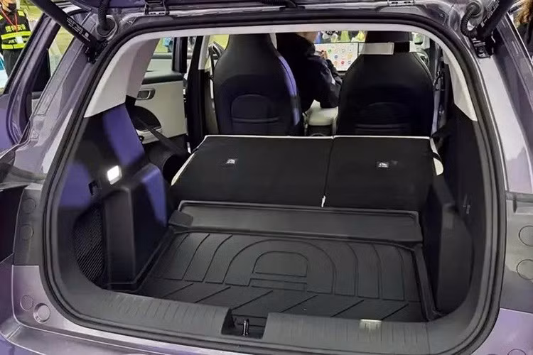 Ngoài ra, xe còn có chìa khóa Bluetooth và hệ thống phát giọng nói ra bên ngoài. Ngoài ra, xe còn có 38 vị trí chứa đồ, bao gồm cốp trước 70 lít, khoang hành lý phía sau mở rộng từ 375 lít lên 1.450 lít và ngăn chứa 35 lít dưới hàng ghế sau.