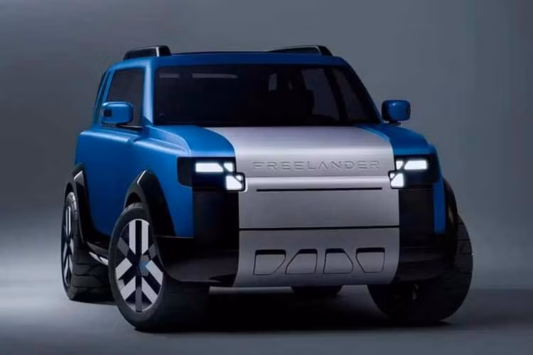 Phía sau mẫu xe SUV Freelander concept, đèn hậu được tích hợp vào dải ốp đen, tương phản với cửa cốp dựng đứng. Tấm chắn gầm phía sau tương đồng với phía trước trong khi cánh gió mui cỡ lớn mang phong cách hiện đại hơn.