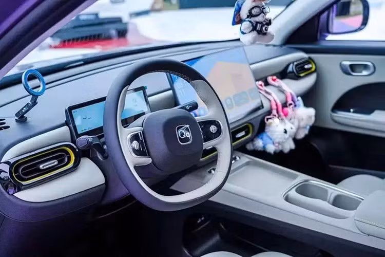 Ở các phiên bản cao, Chery QQ3 2026 được trang bị hệ thống thông tin giải trí gồm màn hình cảm ứng trung tâm 15,6 inch với độ phân giải 2.5K, kết hợp cùng bảng đồng hồ kỹ thuật số 8,8 inch, vận hành bằng chip Qualcomm Snapdragon 8155.