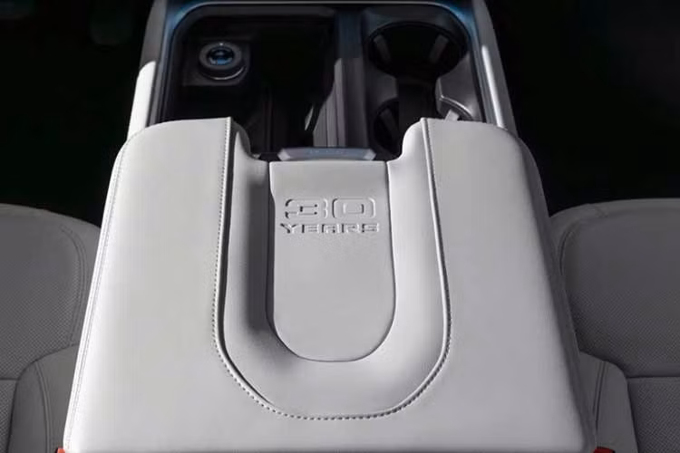 Xe được trang bị vô lăng hai chấu lớn và một màn hình thông tin giải trí cỡ lớn được trang bị gói Ford Connectivity Package hoàn toàn mới, cho phép người dùng sử dụng các tính năng Wi-Fi hotspot, truy cập vào các ứng dụng Google Play và Google Maps…