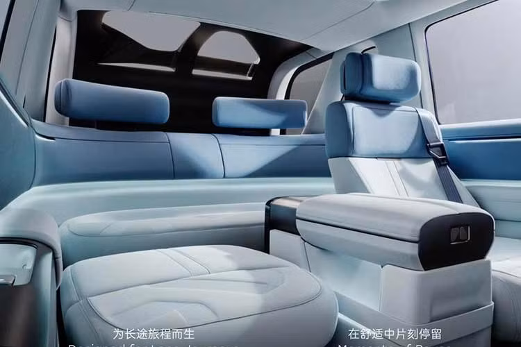 Hành khách ở hàng ghế thứ hai có thể giải trí bằng màn hình gập trên trần. Giữa 2 ghế này cũng có bệ tì tay trung tâm cao tương tự khu vực phía trước. Xe được trang bị chip Qualcomm Snapdragon 8397 và hệ thống hỗ trợ lái Huawei Qiankun ADS 4.1 với cảm biến LiDAR 896 tia.