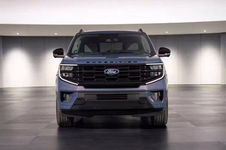 Ford chưa công bố giá bán chính thức, nhưng với việc gói stealth hiện có giá 3.575 USD trên bản Expedition Platinum 2026 (khởi điểm từ 74.250 USD), nhiều khả năng phiên bản kỷ niệm 30 năm sẽ có giá vượt mốc 80.000 USD. Kể từ khi ra mắt, hãng đã bán ra gần 3 triệu xe Expedition. Riêng trong năm gần nhất, mẫu SUV này đạt doanh số 85.921 xe tại Mỹ.