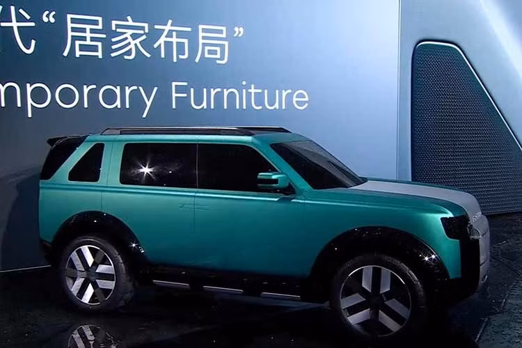 Mẫu xe ý tưởng mới này mang tên Concept 97, được đặt theo năm ra mắt đầu tiên của Freelander là 1997. Dù không mang logo Land Rover, xe vẫn sở hữu thiết kế đậm ngôn ngữ tạo hình của thương hiệu Anh quốc, kết hợp giữa các chi tiết của Freelander nguyên bản và phong cách gợi nhớ đến Defender hiện đại. Thiết kế là kết quả hợp tác giữa các đội ngũ tại Anh và Trung Quốc.