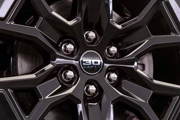 Bên cạnh đó, xe được trang bị bộ mâm 22 inch sơn đen bóng, đi kèm nắp chụp trung tâm có dòng chữ “Expedition 30 Years”. Phía sau, cửa hậu cũng xuất hiện huy hiệu “30 Years” nhằm nhấn mạnh dấu mốc kỷ niệm.