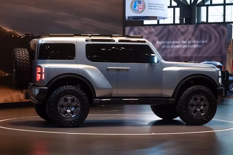 Trước đó, Hyundai từng úp mở về một “điều lớn lao” sẽ xuất hiện tại sự kiện năm nay – và Boulder chính là câu trả lời. Mẫu concept này được phát triển dựa trên nền tảng của một chiếc bán tải cỡ trung dự kiến ra mắt trong thời gian tới, hứa hẹn mang đến nền tảng vững chắc cho khả năng vận hành địa hình.