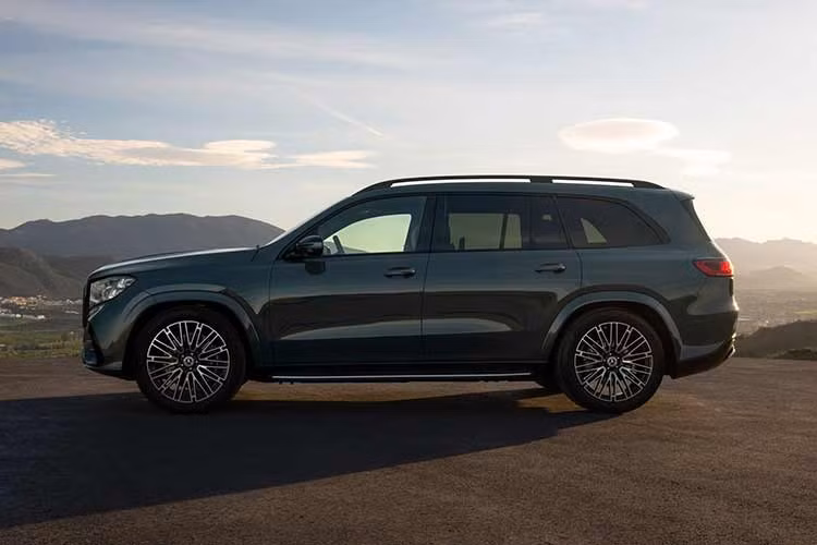 Về ngoại thất, mẫu xe SUV hạng sang Mercedes-Benz GLS 2026 Facelift gây ấn tượng với diện mạo bề thế hơn nhờ lưới tản nhiệt kích thước lớn, viền chrome và hệ thống đèn viền Contour Lighting.