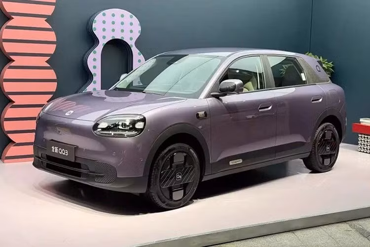 Chery đã chính thức ra mắt mẫu ôtô điện QQ3 vào ngày 30/3/2026 vừa qua. Tại thị trường tỷ dân này, xe có 4 phiên bản với mức giá ưu đãi trong thời gian đầu chỉ từ 58.900-78.900 Nhân dân tệ (khoảng 206-276 triệu đồng). Hãng cho biết đã nhận được 56.879 đơn đặt hàng ngay sau khi mở bán QQ3.