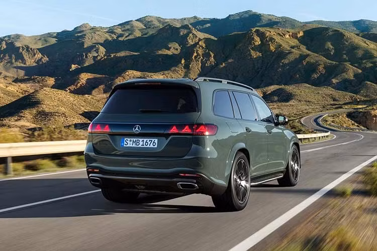 Phiên bản GLS 580 4MATIC sử dụng động cơ V8 nâng công suất lên 537 mã lực và mô-men xoắn 750 Nm. Trong khi đó, GLS 450 được tăng mô-men xoắn lên 560 Nm. Một trong những nâng cấp đáng chú ý là hệ thống treo với công nghệ điều khiển giảm xóc dựa trên dữ liệu đám mây.