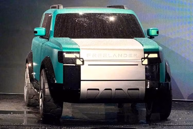 Tên gọi Freelander đã “ngủ đông” kể từ năm 2015 cho đến khi liên doanh giữa Jaguar Land Rover và Chery tại Trung Quốc đưa cái tên này trở lại dưới một hình thức hoàn toàn mới. Thay vì là một mẫu xe trong danh mục sản phẩm của Land Rover, Freelander giờ đây trở thành một thương hiệu độc lập, tập trung vào các dòng SUV địa hình điện hóa. Định hướng này được thể hiện qua mẫu xe concept đầu tiên thay vì một phiên bản thương mại hoàn chỉnh.