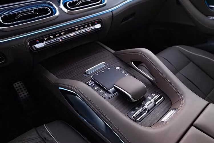 Các thành phần hỗ trợ an toàn mới này phối hợp cùng hệ thống hỗ trợ lái MB.DRIVE thế hệ mới, hỗ trợ đa dạng tình huống từ vận hành trên cao tốc đến hỗ trợ đỗ xe nâng cao. Về khả năng vận hành, Mercedes-Benz tiếp tục cải tiến các tùy chọn động cơ theo hướng mạnh hơn nhưng vẫn duy trì độ êm ái đặc trưng.