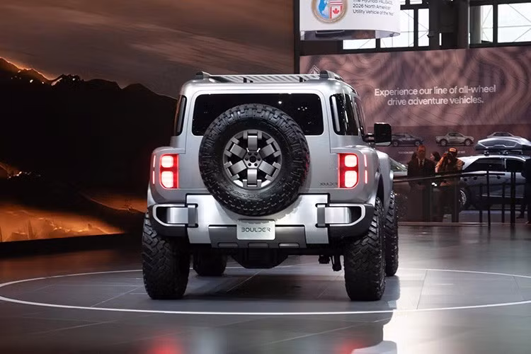 Về thiết kế, Hyundai Boulder gây ấn tượng mạnh với phong cách đậm chất off-road. Xe được trang bị bộ lốp kích thước lên tới 37 inch, đi kèm vòm bánh xe mở rộng, khoảng sáng gầm lớn và cửa sổ kiểu safari – những chi tiết thường thấy trên các mẫu xe chuyên trị địa hình khắc nghiệt.