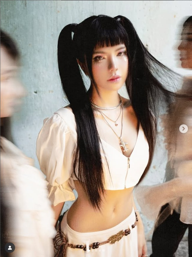 Nhiều bình luận bày tỏ sự ngưỡng mộ trước nhan sắc và thần thái của Mai Dora: "Mai Dora ngày càng xinh đẹp và quyến rũ quá!", "Tạo dáng đỉnh cao luôn!", "Vừa tài năng vừa xinh đẹp, đúng là không hổ danh Mai Dora."