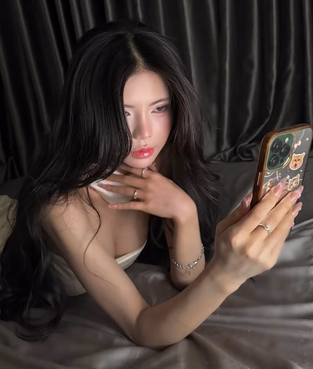 Dù chỉ là một không gian riêng tư như phòng ngủ, Mai Dora vẫn biết cách biến hóa để tạo ra những shoot hình đầy nghệ thuật và táo bạo.