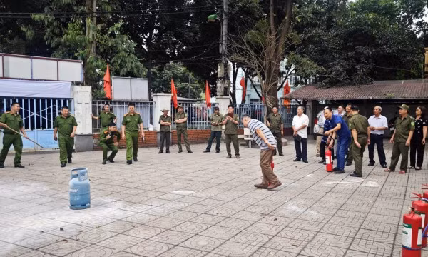 Các lực lượng Dân quân tự vệ, bảo vệ dân phố trên địa bàn được tuấn huấn, diễn tập PCCC thường xuyên nhằm nâng cao kỹ năng xử lý tình huống "4 tại chỗ" (chỉ huy, lực lượng, phương tiện, vật tư tại chỗ).