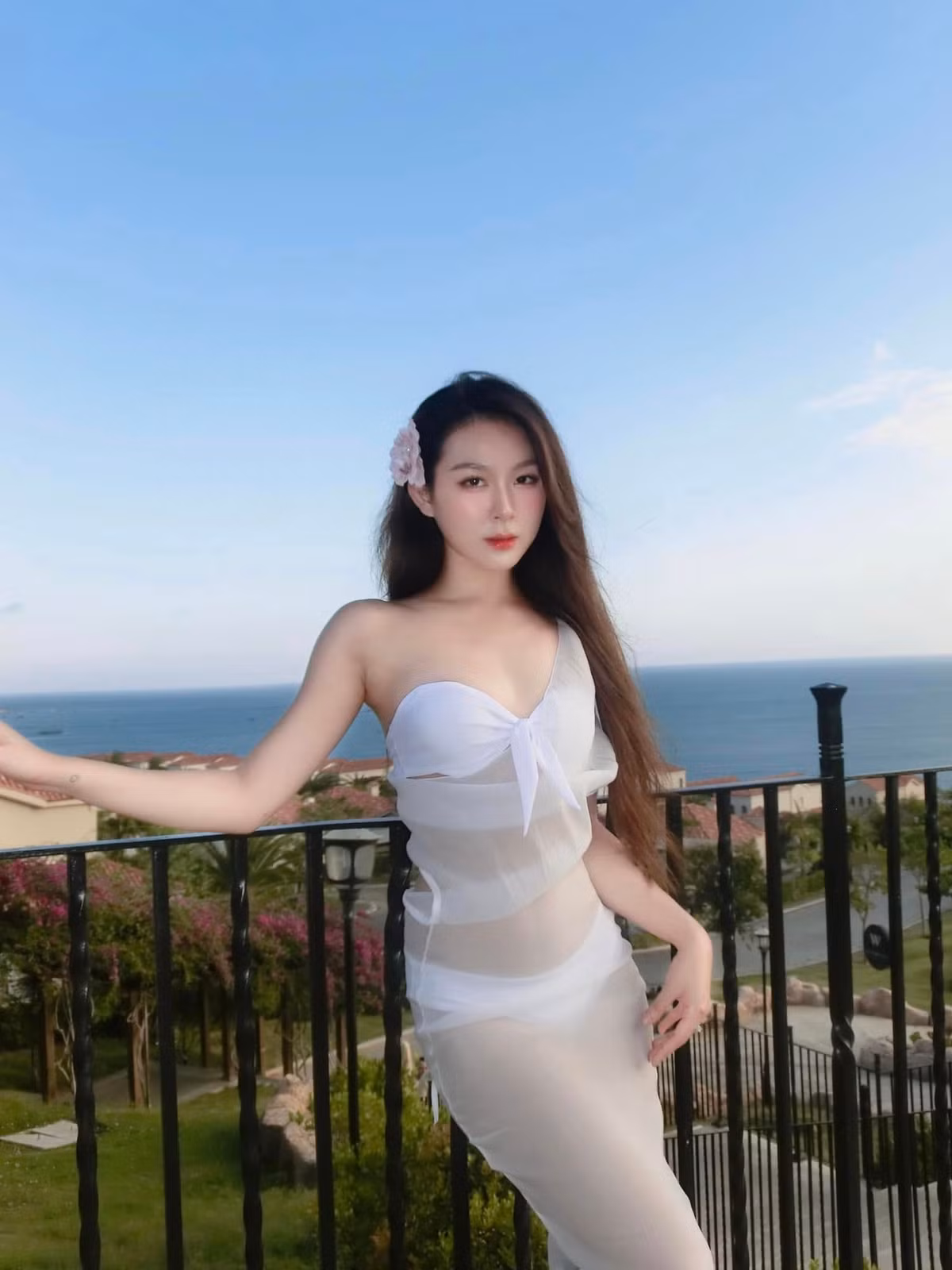 Sở hữu gần 54.000 người theo dõi trên TikTok và hơn 31.000 người theo dõi trên Instagram, “Em Kim” hiện đang là gái xinh được dân tình quan tâm.