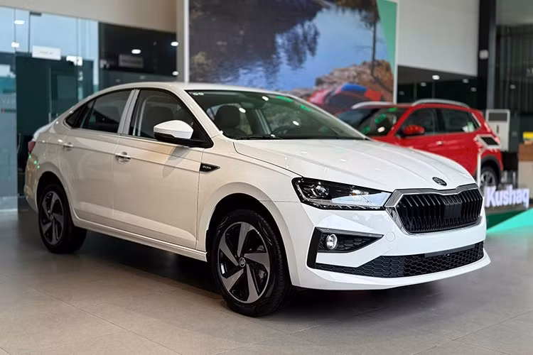 Tính năng an toàn đáng chú ý bao gồm 6 túi khí trên tất cả phiên bản. Một số tính năng khác bao gồm camera lùi, cảm biến va chạm phía sau, hỗ trợ khởi hành ngang dốc, cân bằng điện tử nâng cao, cảm biến áp suất lốp, ga tự động, cảnh báo điểm mù kèm cảnh báo phương cắt ngang phía sau, cảnh báo và hỗ trợ phanh khẩn cấp phía trước.