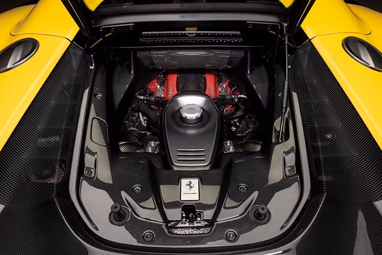 Trái tim của 849 Testarossa Spider chính là khối động cơ V8 tăng áp kép, đã được tái thiết kế toàn diện để đạt công suất cực đại ấn tượng 818 mã lực (830 cv), kết hợp cùng hệ thống hybrid tiên tiến kế thừa trực tiếp từ kinh nghiệm đỉnh cao trong thế giới đua xe của Ferrari.