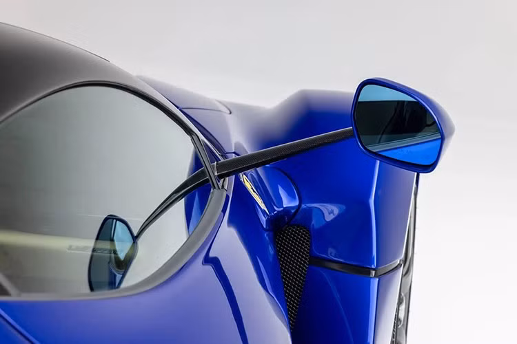 Màu sắc là điểm nổi bật của LaFerrari. Nếu như các màu truyền thống của Ferrari là Rossa Corsa thì chiếc xe này đã được cá nhân hoá từ chương trình Tailor Made chính hãng, mang tông màu xanh dương lấp lánh - Blu Elettrico, nổi bật với một số chi tiết carbon trên thân xe.