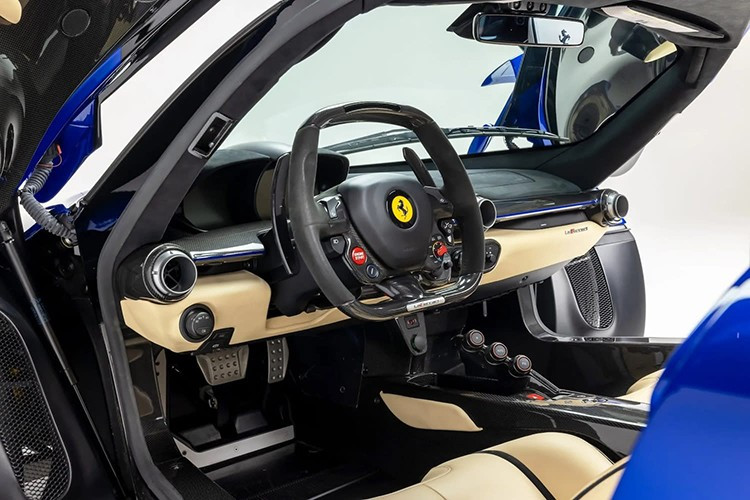 Khi bán, chiếc xe đã di chuyển 3.262 dặm (5.249 km) với đầy đủ tài liệu như sách Ferrari, túi hành lý, chìa khoá dự phòng, nhãn dán cửa sổ cho thấy giá MSRP từ nhà máy là 1.497.873 USD.