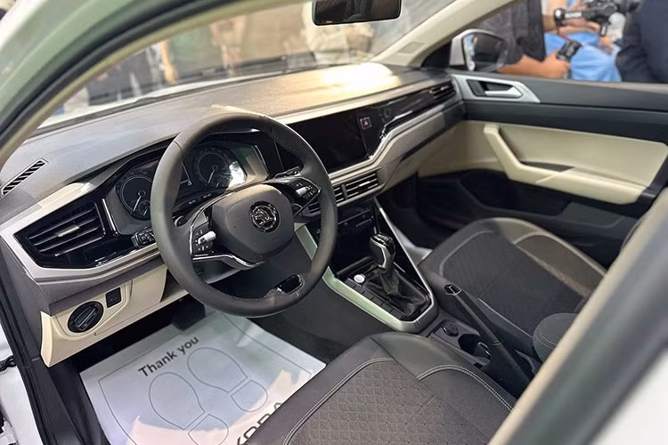 Nội thất Slavia có màn hình giải trí 10 inch, điều hòa tự động cảm ứng, sạc không dây, khởi động nút bấm, chìa khóa thông minh. Phiên bản cao cấp Style còn có cửa sổ trời, cụm đồng hồ điện tử, sạc không dây, dàn âm thanh 8 loa kèm subwoofer, cụm đồng hồ kỹ thuật số 8 inch và ghế làm mát...