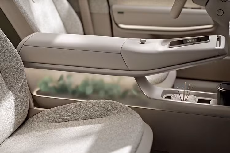 Để tạo không gian thư giãn, Volkswagen dùng ánh sáng viền, các bề mặt bọc nỉ cũng như tông màu be Vanilla Chai lấy cảm hứng từ thời trang Paris và nội thất cao cấp. Ghế trước và sau có thể gập phẳng hoàn toàn, cho phép người ngồi nghỉ ngơi. Phần tựa lưng được hoàn thiện bằng chất liệu mà Volkswagen ví như “thảm yoga êm ái”.