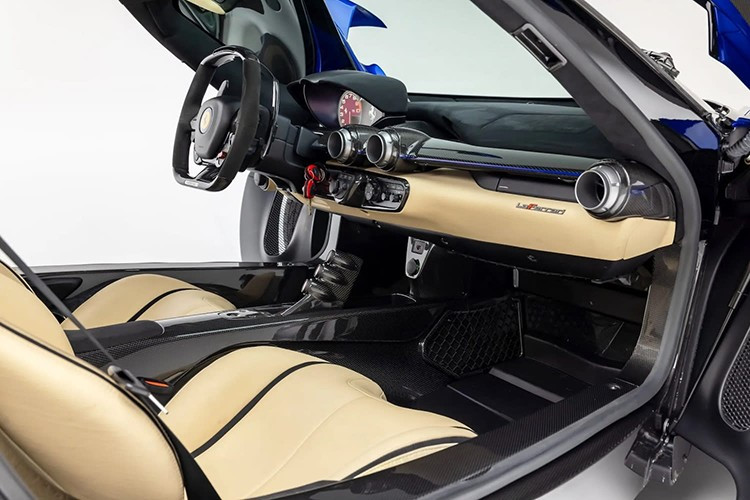 Xe vẫn trong tình trạng nguyên bản như phanh Brembo gốm carbon, giảm chấn từ tính, khí động học chủ động, khung gầm một mảnh sợi carbon do kỹ sư F1 - Rory Byrne thiết kế.