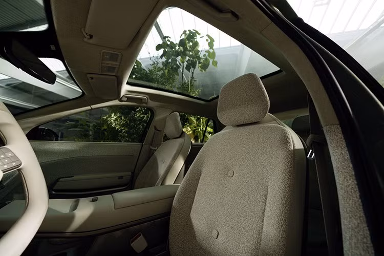 Nếu không muốn bị choáng ngợp bởi quá nhiều thông tin, người dùng chỉ cần đặt điện thoại úp xuống khay sạc không dây. Khi đó, màn hình sẽ chuyển sang chế độ “Calm Status”, chỉ hiển thị các thông tin cần thiết.