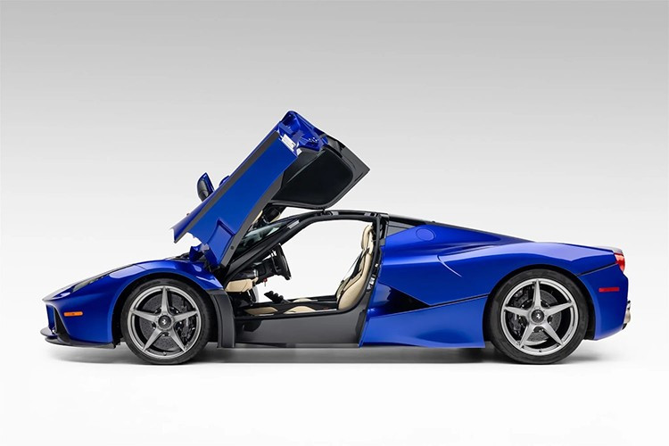 Chủ nhân đầu tiên là nhà sưu tầm Greg Whitten, chiếc xe nằm trong bộ sưu tập Tây Bắc Thái Bình Dương trước khi đổi chủ hai lần nữa. Xe có gói bảo hành mở rộng chính hãng dành cho pin hybrid, hiệu lực đến cuối năm 2026.