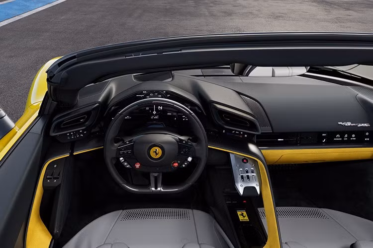 Bên trong, nội thất được thiết kế xoay quanh giao diện người-máy (HMI) tập trung vào người lái. Vô lăng mới tích hợp các nút bấm cơ học đặc trưng của Ferrari, bao gồm nút khởi động động cơ mang tính biểu tượng, cùng với các nút điều khiển cảm ứng cho hệ thống hybrid eManettino.