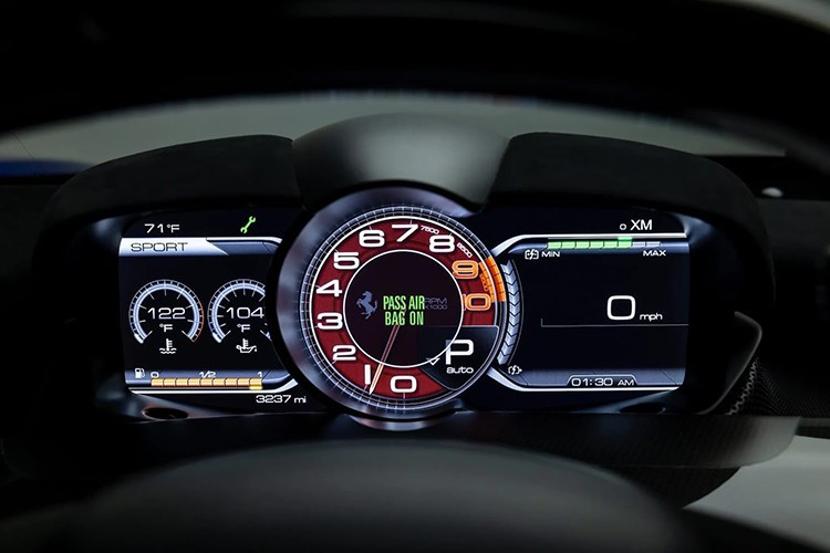 Các dịch vụ gần đây bao gồm: thay dầu mới, xả dầu phanh, thay bình điện... Tình trạng tuyệt vời, lịch sử bảo dưỡng rõ ràng, cùng tông màu đặc biệt là điều khiến các nhà sưu tầm yêu thích.