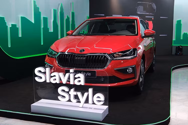 Về kích thước, Skoda Slavia tại Việt Nam sở hữu chiều dài 4.541 mm, rộng 1.752 mm, cao 1.507 mm, chiều dài cơ sở 2.651 mm. Những thông số này tương đương các mẫu sedan phổ biến trong phân khúc B như Toyota Vios hay Hyundai Accent.
