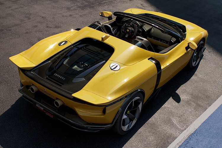 Mui cứng có thể gập gọn gàng mà không làm ảnh hưởng đến tỷ lệ tổng thể của xe. Chiếc Testarossa được thiết kế lại chạy trên bánh xe rèn, được phát triển với đầu vào khí động học, có sẵn lớp hoàn thiện cắt kim cương và tùy chọn sợi carbon.