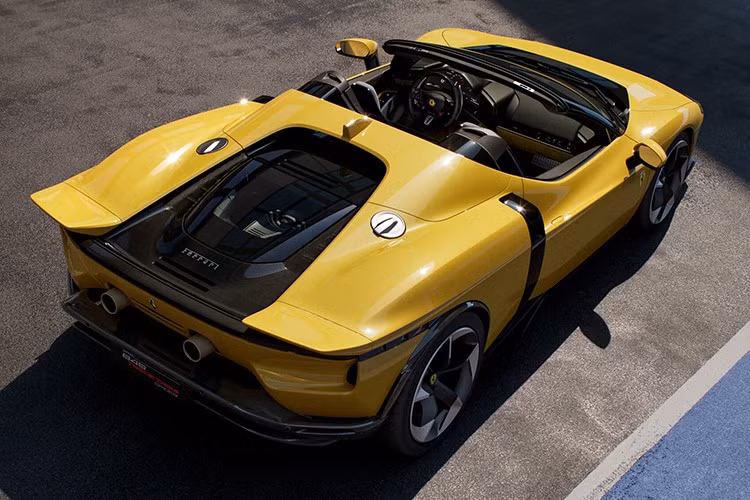 Mui cứng có thể gập gọn gàng mà không làm ảnh hưởng đến tỷ lệ tổng thể của xe. Chiếc Testarossa được thiết kế lại chạy trên bánh xe rèn, được phát triển với đầu vào khí động học, có sẵn lớp hoàn thiện cắt kim cương và tùy chọn sợi carbon.