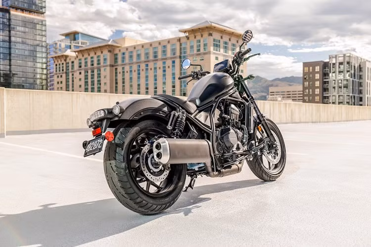 Đặc biệt, xe Honda Rebel 1100 2025 mới sắp ra mắt Việt Nam sẽ được trang bị hộp số ly hợp kép DCT, cho phép chuyển số tự động hoặc bằng nút bấm trên tay lái.