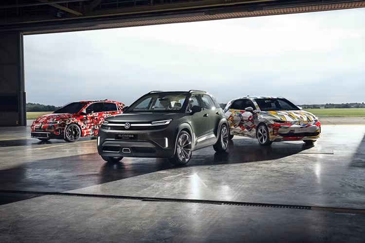 Dự kiến ra mắt vào mùa hè năm sau, Volkswagen ID. Cross bản thương mại được dự đoán sẽ không thay đổi nhiều so với xe concept trưng bày tại Triển lãm Ô tô Munich 2025. Volkswagen thậm chí nhấn mạnh cả chi tiết tay nắm cửa bên trong đã sẵn sàng để sản xuất hàng loạt.