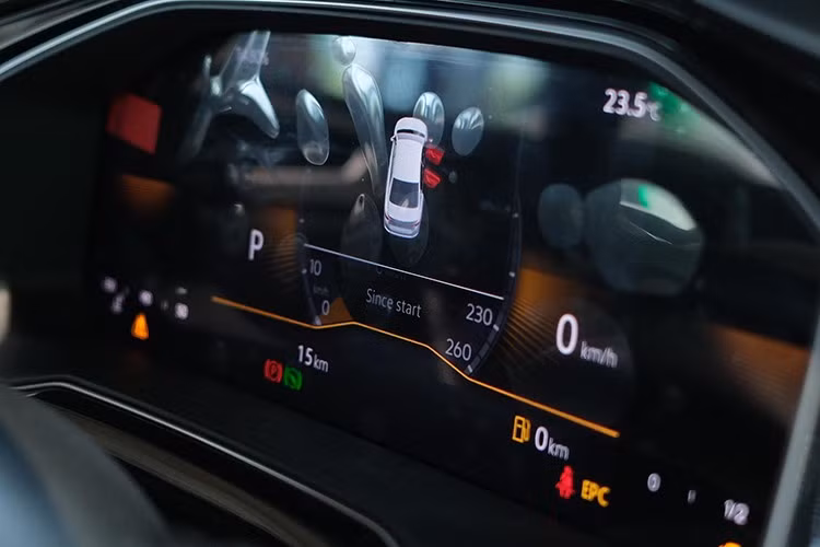 Phiên bản Active thấp nhất sử dụng ghế ngồi bọc nỉ, chỉnh cơ, đồng hồ sau vô-lăng dạng analog kèm màn hình TFT 3,5 inch. Phiên bản này có màn hình giải trí 7 inch, 4 loa.