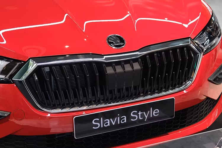 Trong khi 2 phiên bản còn lại chỉ sử dụng đèn Halogen, không có đèn tự động và đèn định vị LED. Mâm xe của Skoda Slavia là dạng đa chấu 16 inch (bản Style là mâm phay 5 chấu).