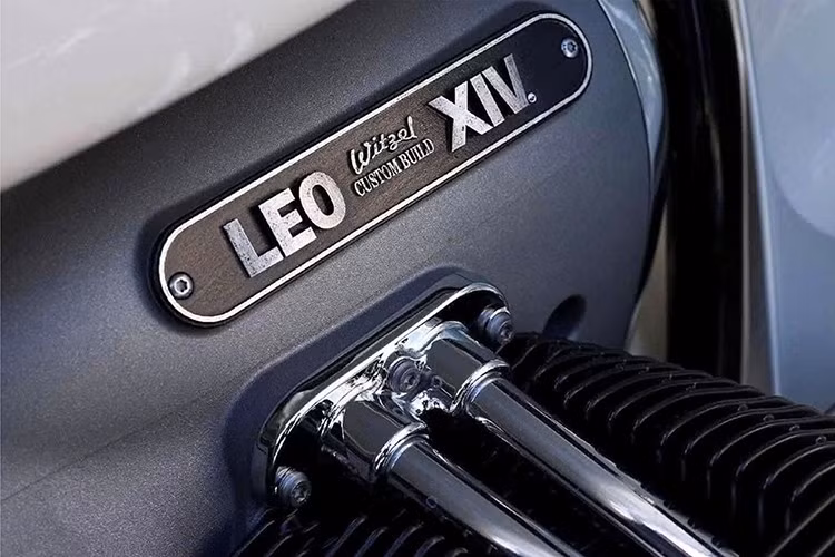 BMW R18 Transcontinental sở hữu nhiều công nghệ tiên tiến. Trong đó, đáng chú ý là công nghệ DCC (Dynamic Cruise Control) có chức năng tự động điều chỉnh tốc độ theo thiết lập kể cả khi xuống dốc. Hệ thống đèn LED tích hợp công nghệ tự động điều chỉnh theo góc lái (Đèn pha thích ứng) và điều khiển hành trình chủ động ACC (Active Cruise Control).