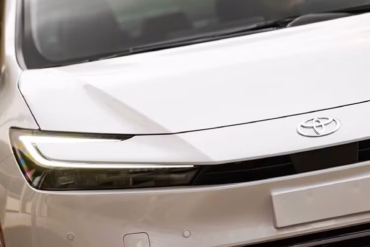 Điểm nhấn của xe nằm ở cụm đèn pha được thiết kế lại với bố cục hai tầng: phía trên là dải LED liền mạch hình chữ C, trong khi đèn chiếu gần và chiếu xa được đặt thấp hơn ở hai bên mép cản.